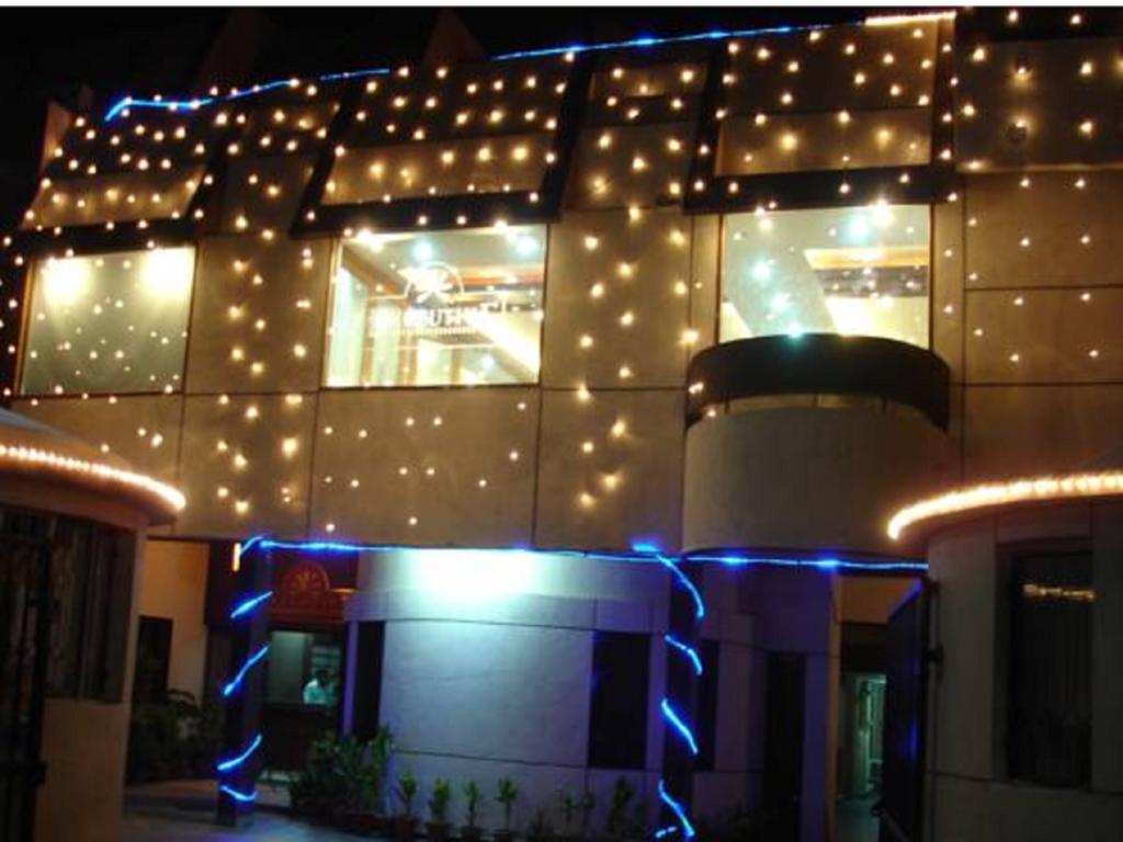 Oyo 15791 Flagship Hotel Executive Hazratganj ลัคเนา ภายนอก รูปภาพ
