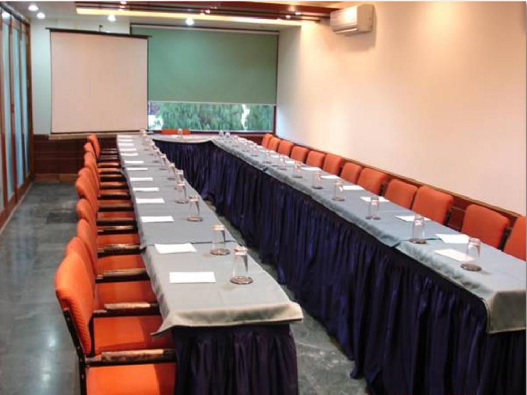 Oyo 15791 Flagship Hotel Executive Hazratganj ลัคเนา ภายนอก รูปภาพ