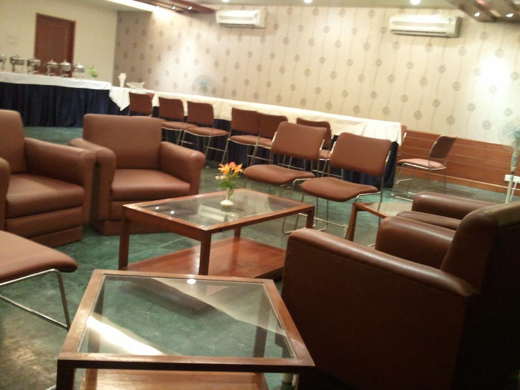 Oyo 15791 Flagship Hotel Executive Hazratganj ลัคเนา ภายนอก รูปภาพ