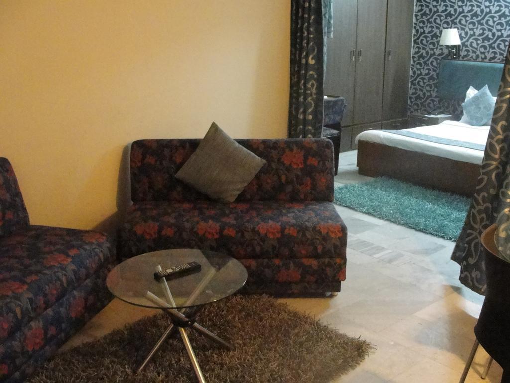 Oyo 15791 Flagship Hotel Executive Hazratganj ลัคเนา ภายนอก รูปภาพ