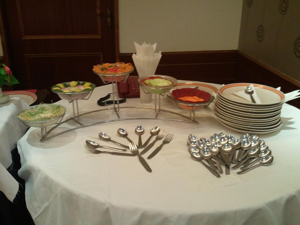 Oyo 15791 Flagship Hotel Executive Hazratganj ลัคเนา ภายนอก รูปภาพ