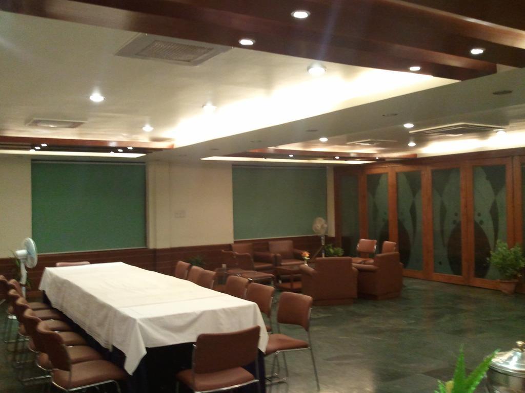 Oyo 15791 Flagship Hotel Executive Hazratganj ลัคเนา ภายนอก รูปภาพ
