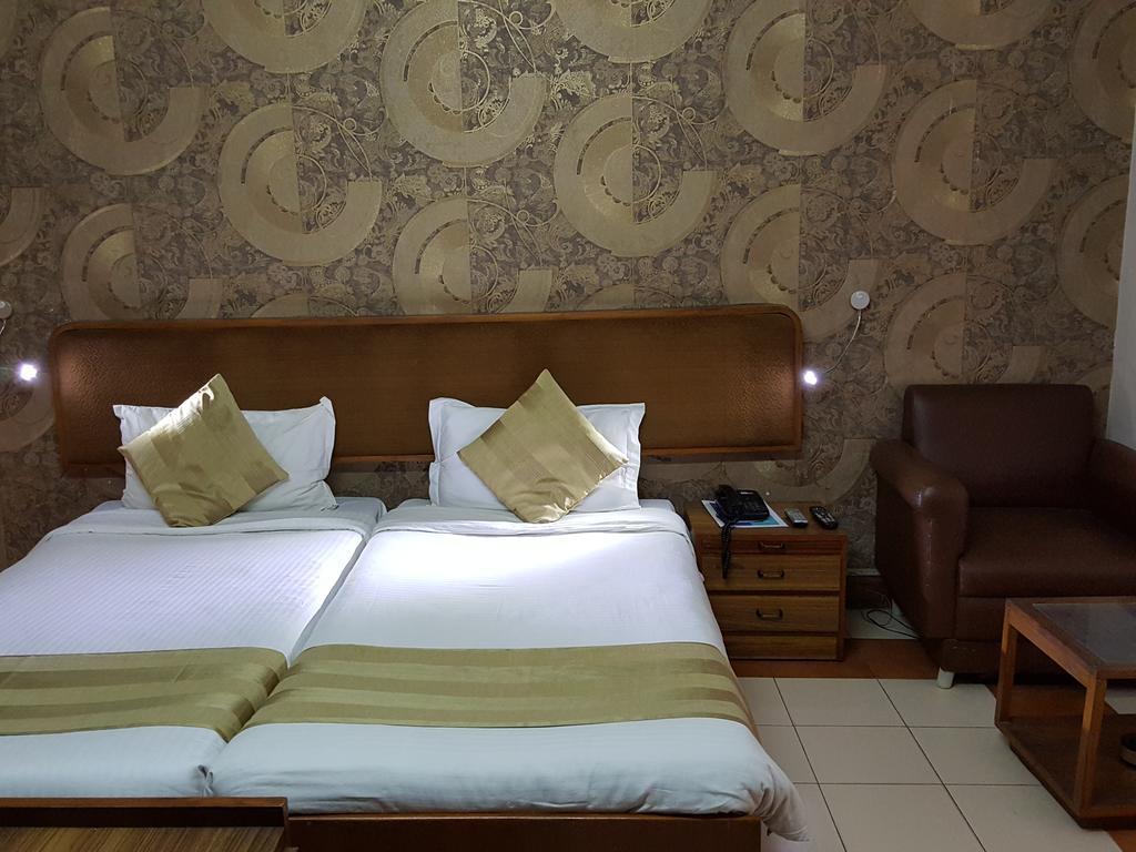 Oyo 15791 Flagship Hotel Executive Hazratganj ลัคเนา ภายนอก รูปภาพ