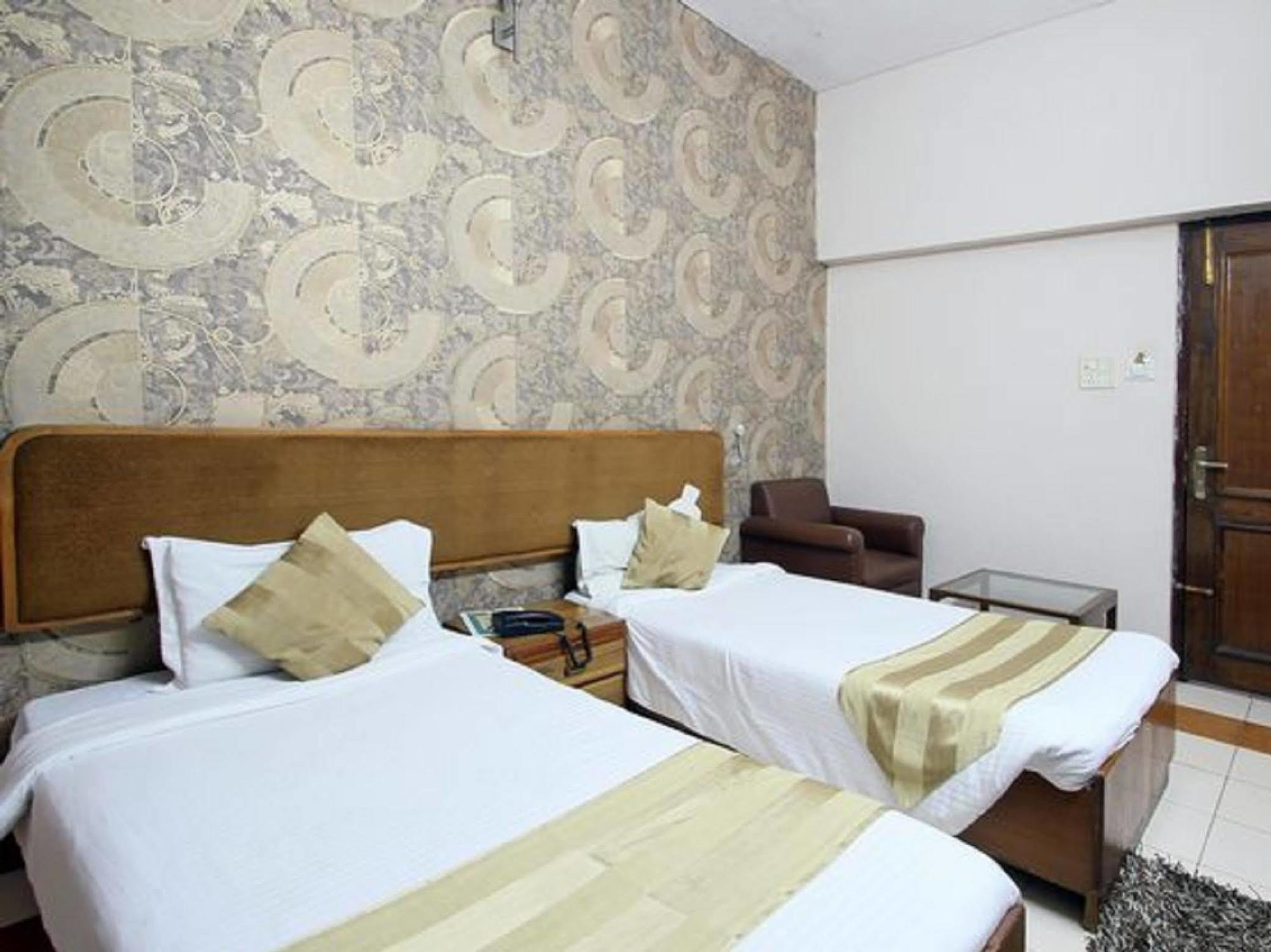 Oyo 15791 Flagship Hotel Executive Hazratganj ลัคเนา ภายนอก รูปภาพ