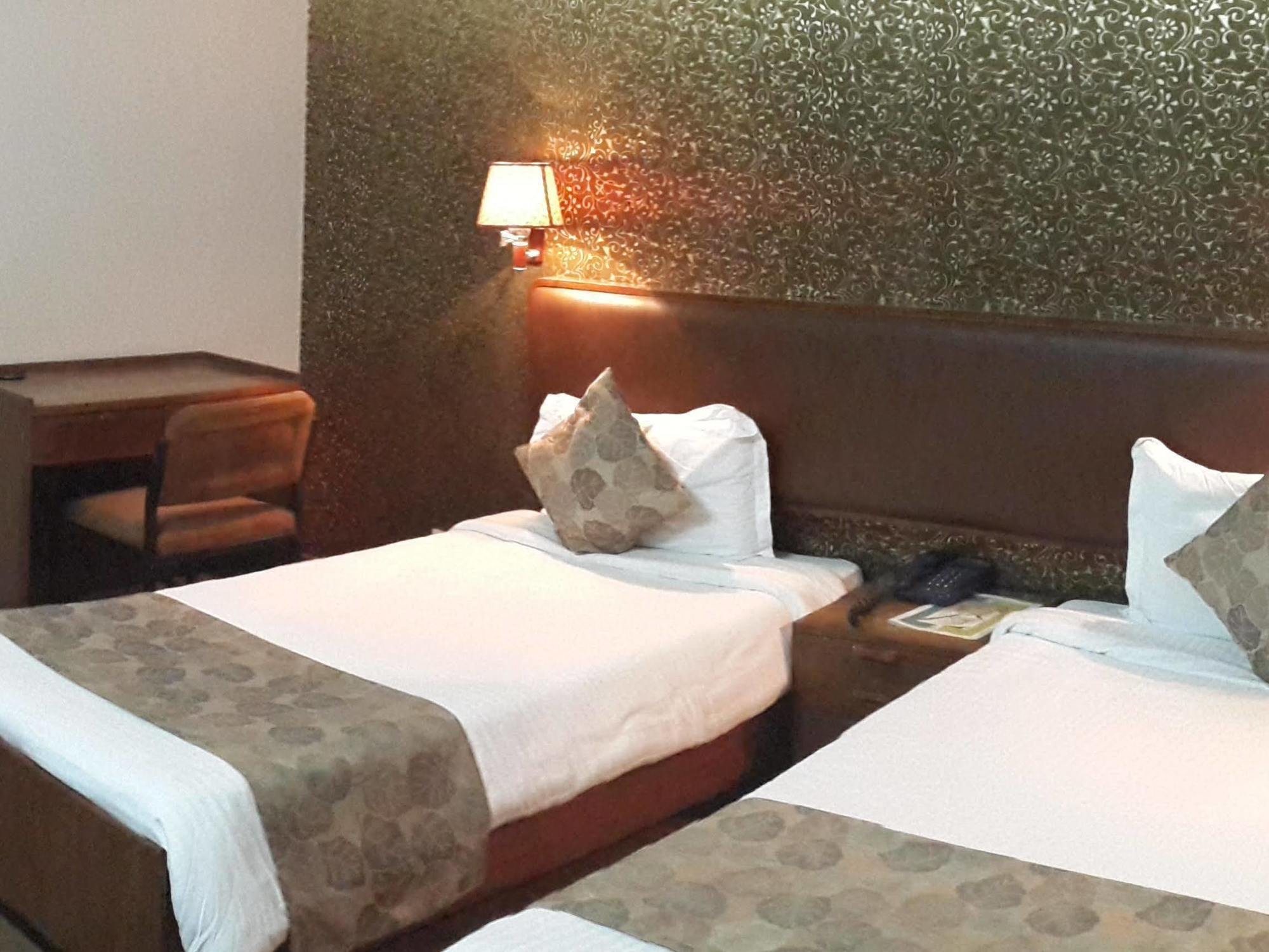 Oyo 15791 Flagship Hotel Executive Hazratganj ลัคเนา ภายนอก รูปภาพ